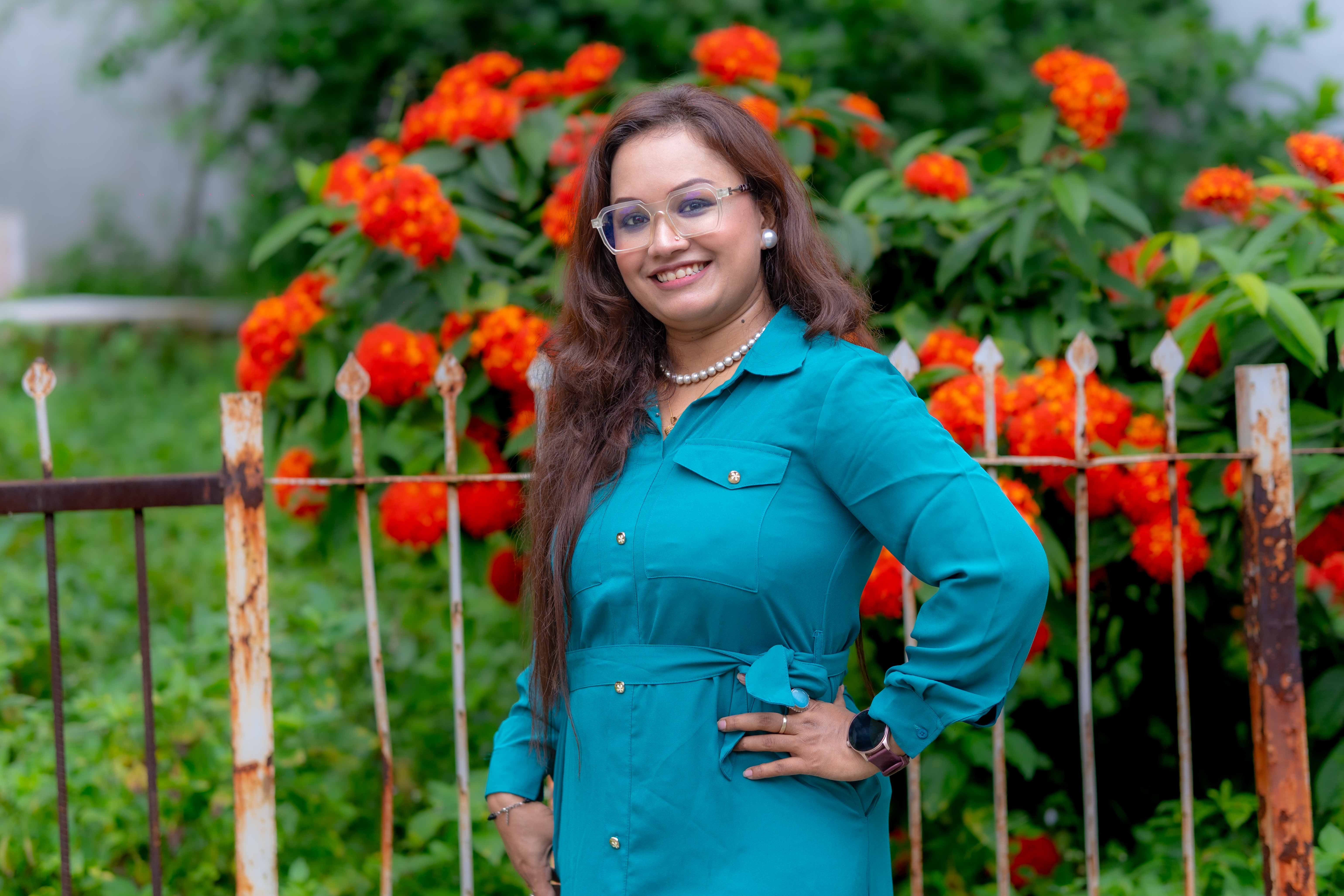 যে গানের মাঝে ডুবে থাকেন শাপলা